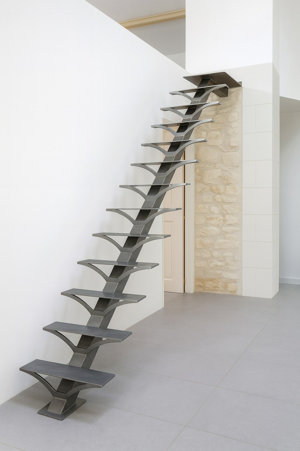 Escalier métallique sculptural
