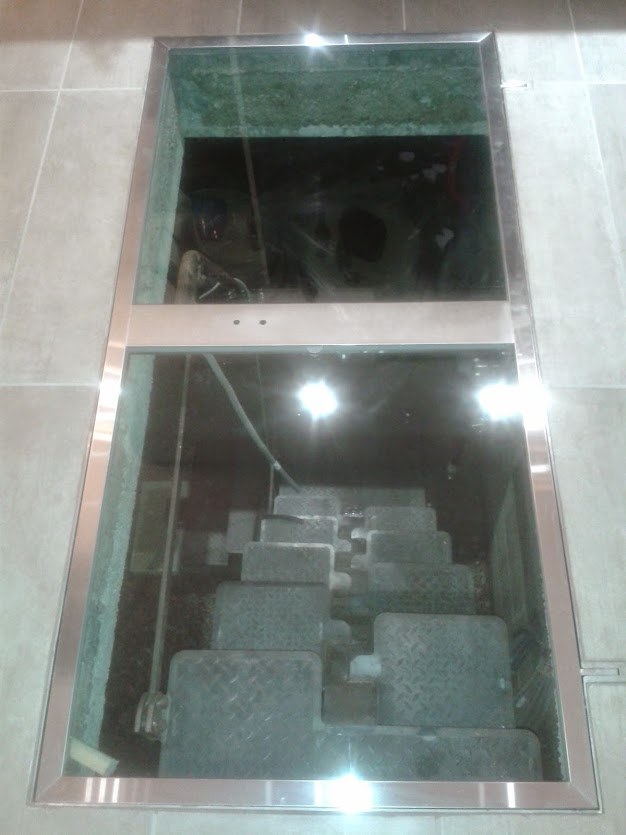 Accès à la cave — trappe et escalier